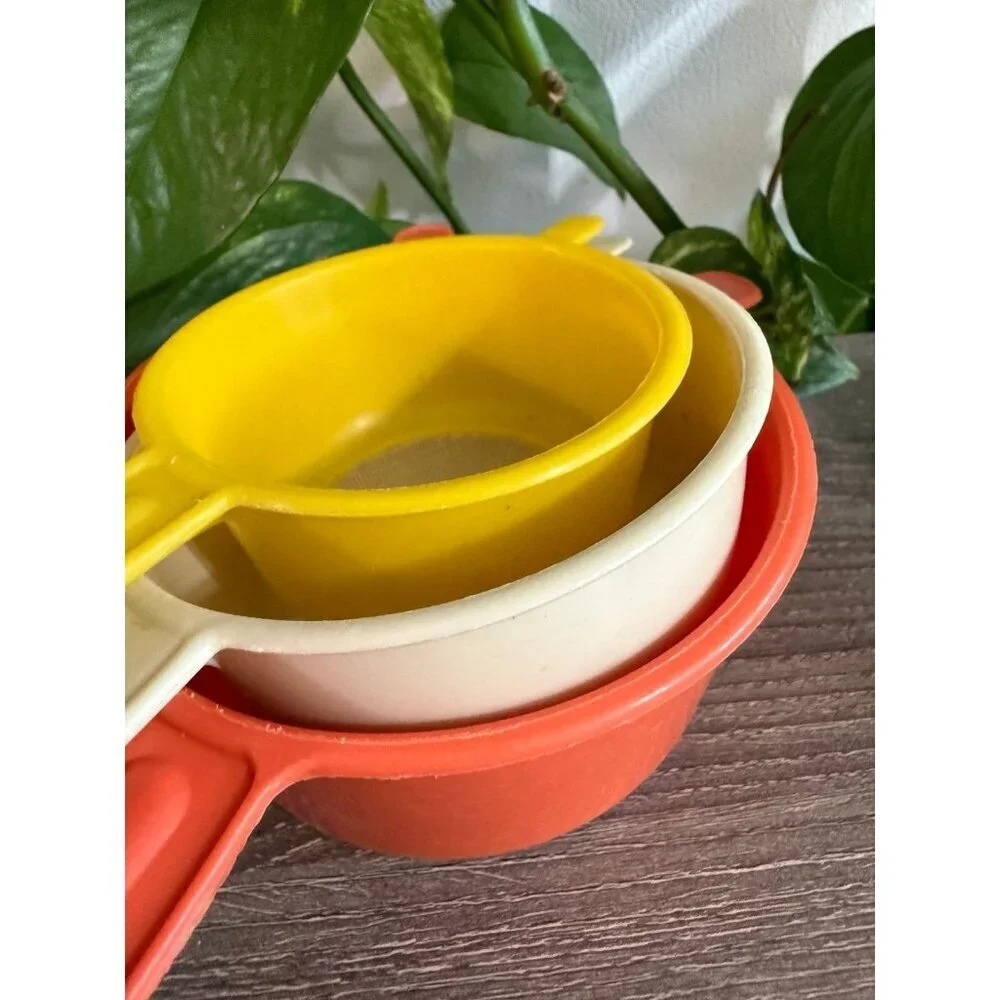 Vintage Plastic Nesting Strainers – Red, White & Yellow Set